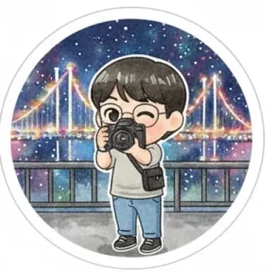 야경을 찍는 여행자 스티커