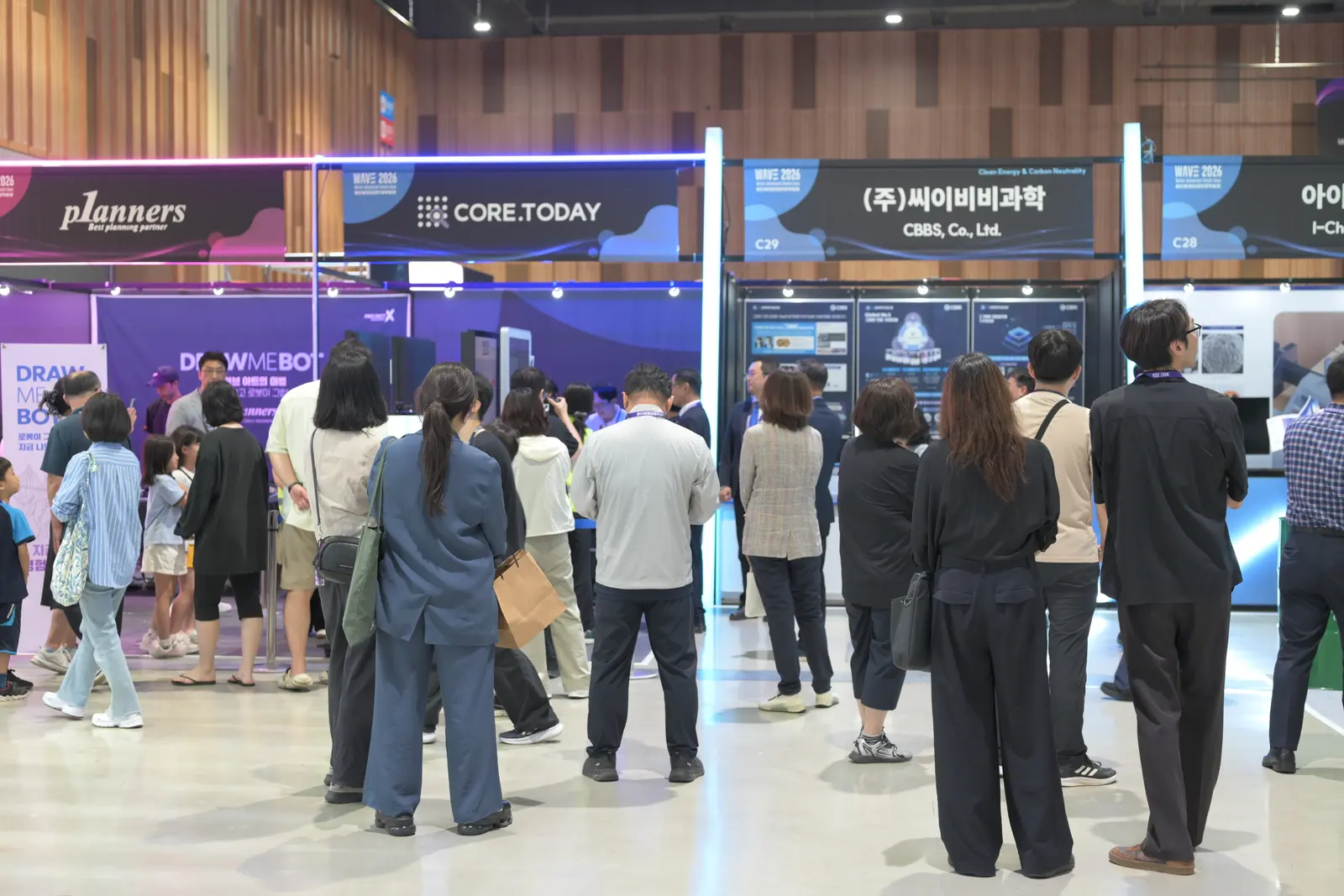 WAVE 2026 CORE.TODAY 부스 앞을 가득 메운 관람객