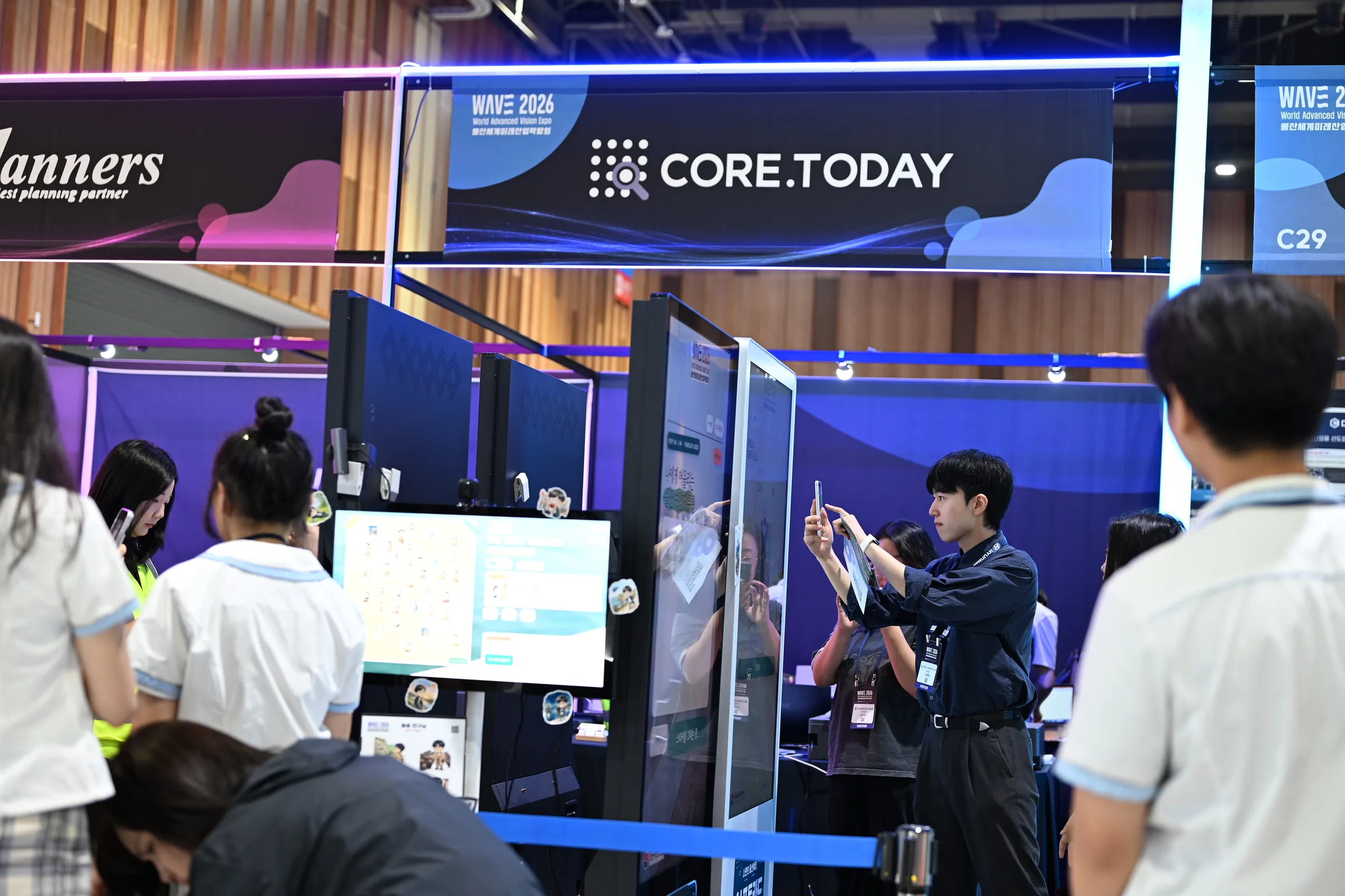 CORE.TODAY 부스 앞 대기열과 키오스크 세 대