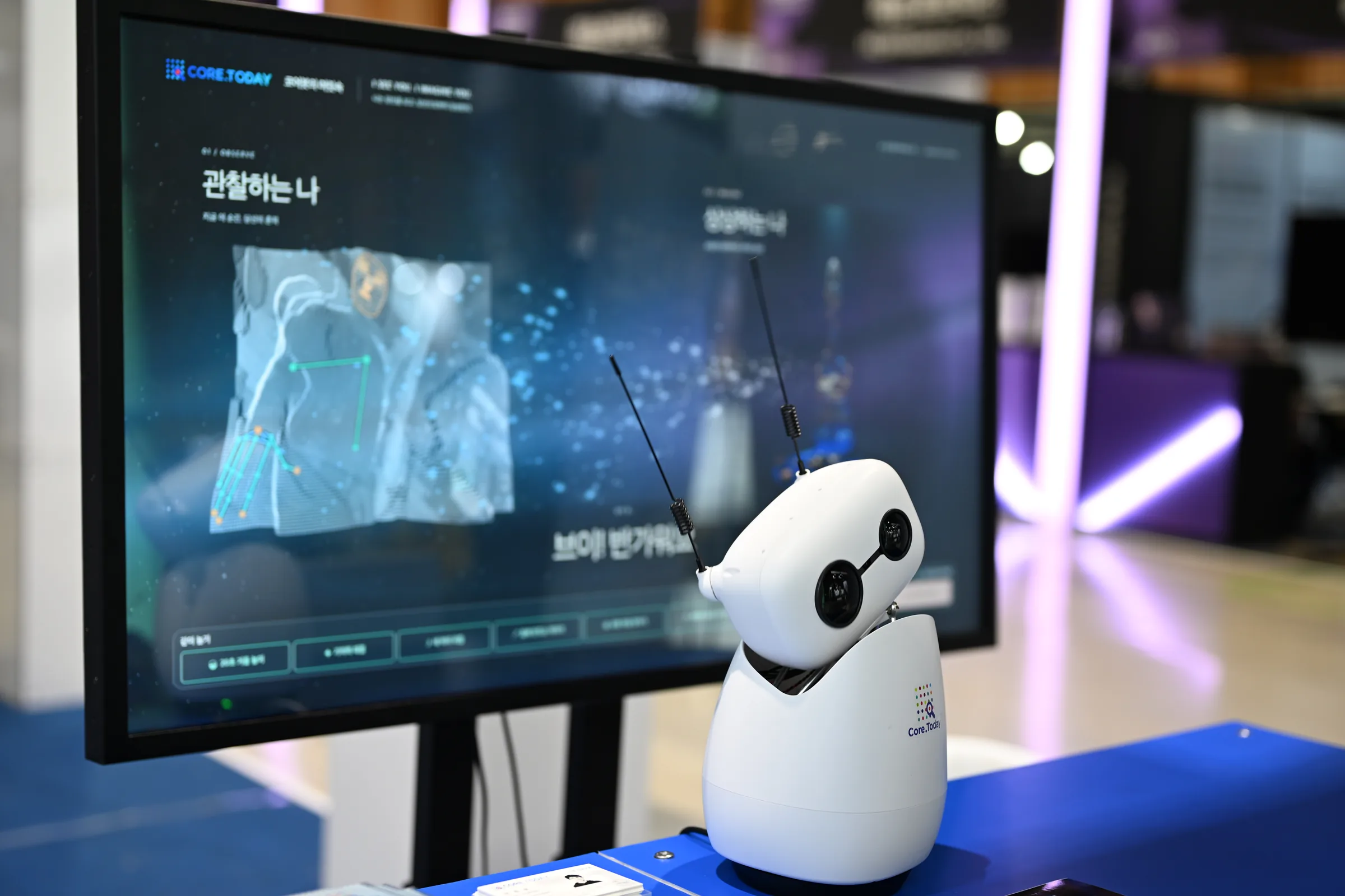 WAVE 2026 코어봇 로봇과 관찰 화면